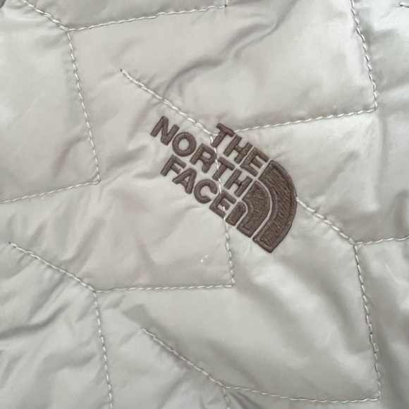THE NORTH FACE Women's Thermoball™ Trekker Jacket Gray Sz M - Picture 7 of 9